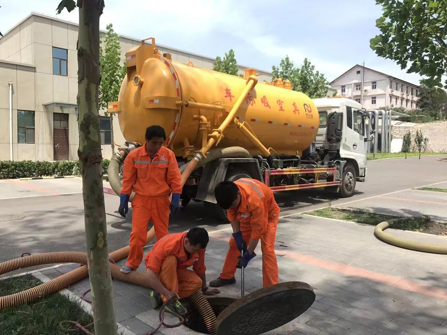 达县管道疏通车停在窨井附近