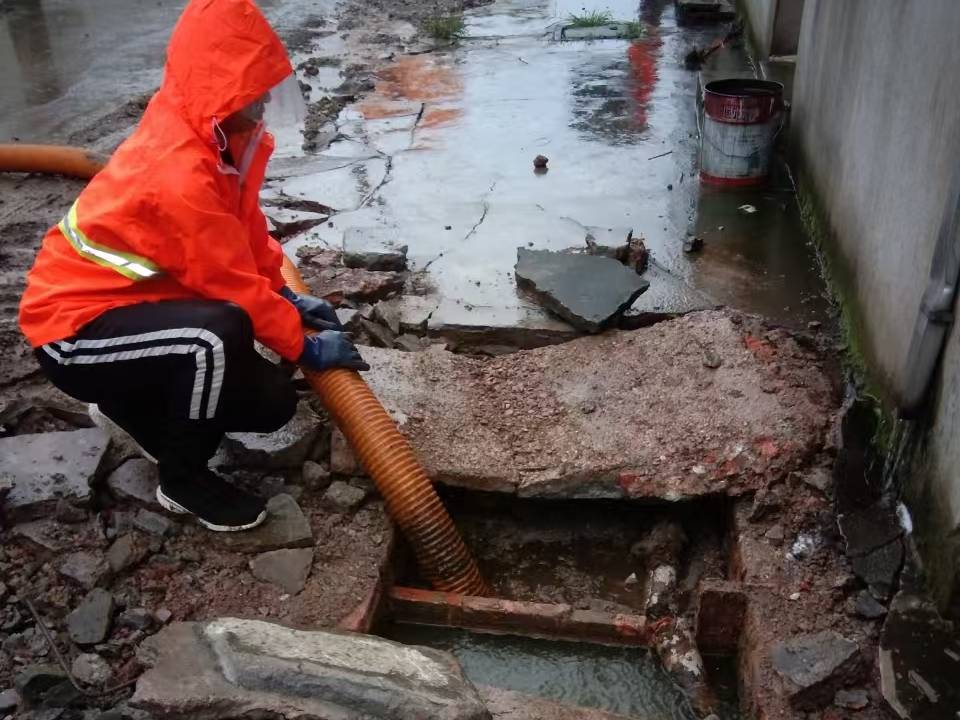 达县专业清理污水池 炜誉市政以规范流程守护城市 “肠道”