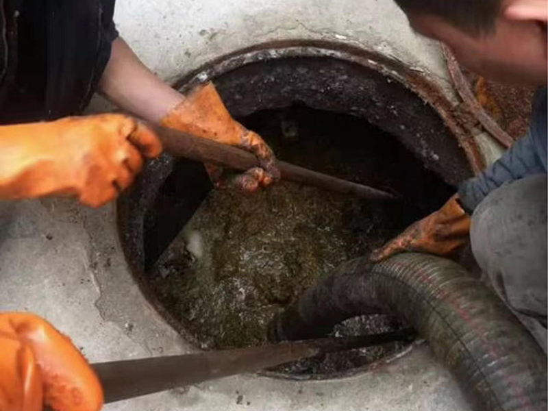 达县清理化粪池时如何避免沼气的危害？